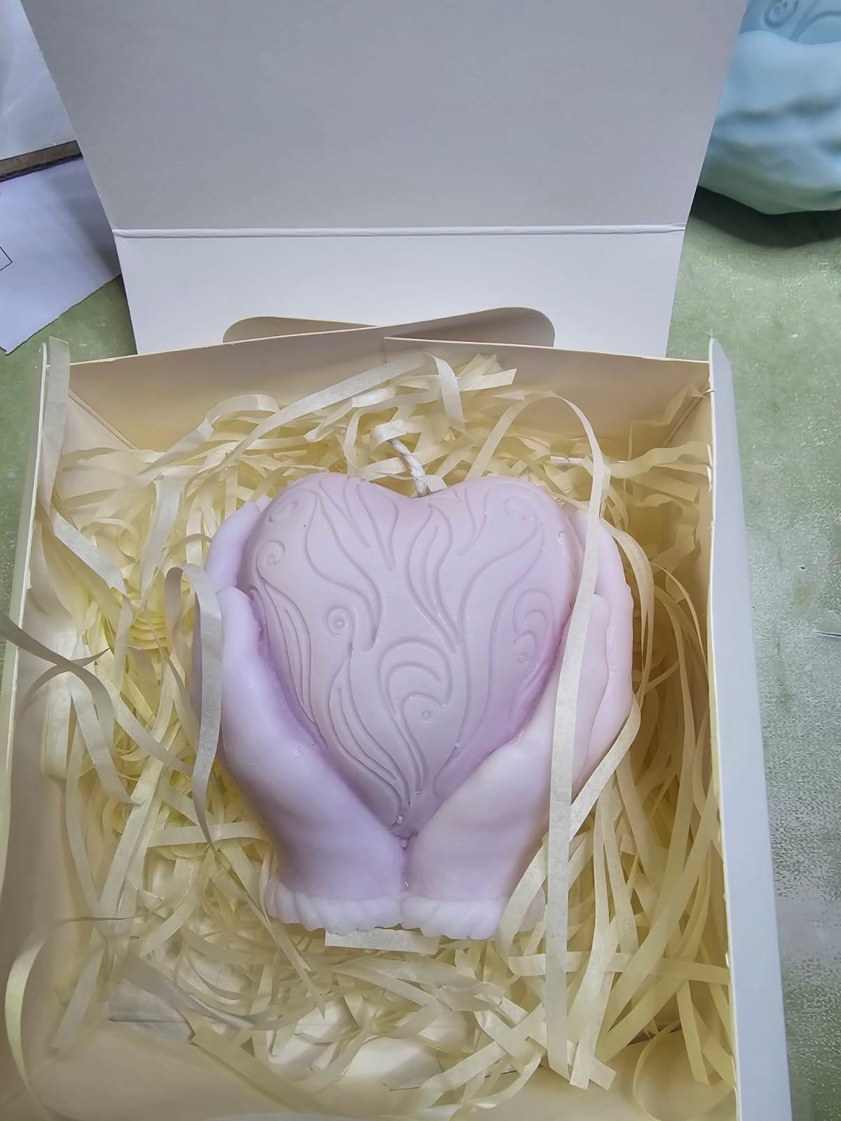 Coffret main sur le coeur